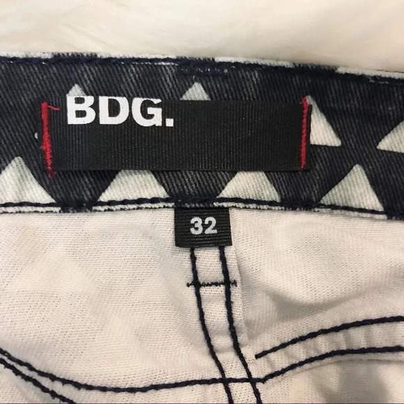 🍁 BDG High Waist Cutoff Triangle Geometric Shorts - Picture 8 of 8